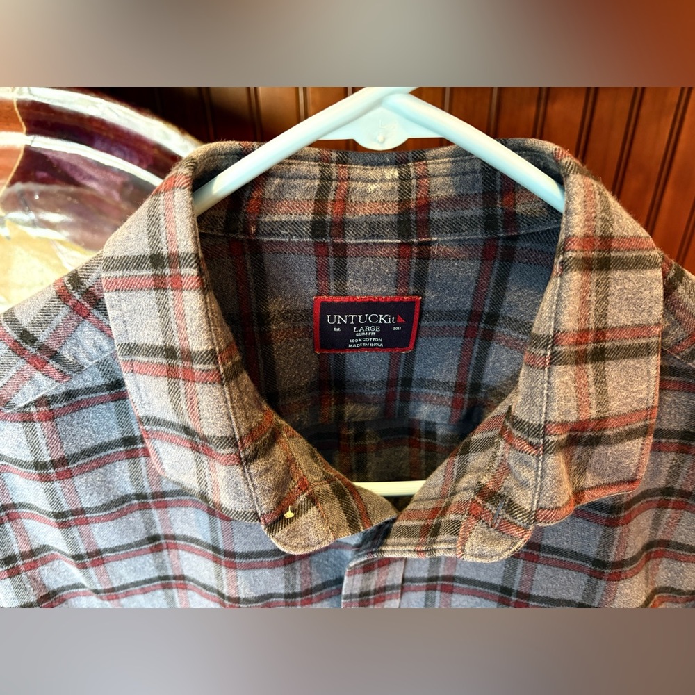 UNTUCKit Men's button front flannel shirt. Sharp blue/Burgundy plaid‎ with logo. - Picture 5 of 6